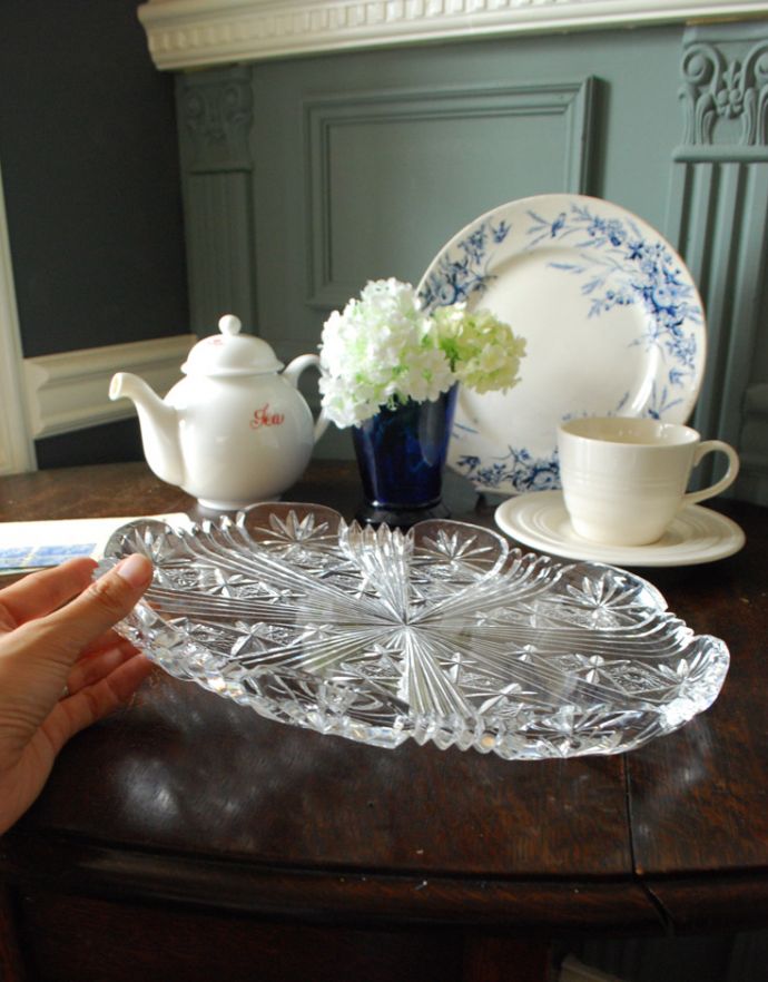 プレート、ケーキスタンド アンティーク雑貨 食卓を華やかに彩るアンティークガラストレー(アンティークプレート)、プレスドグラス。アクセサリートレーやお菓子のトレーなど使い方はいろいろ! 【 サイズ 】幅29.5×奥行25×高さ3cm。(pg-3414)
