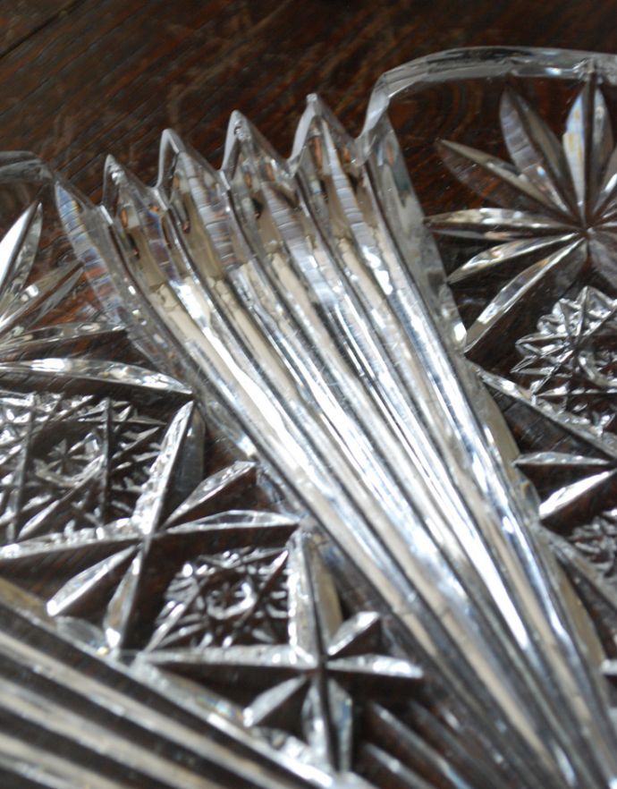 プレート、ケーキスタンド アンティーク雑貨 食卓を華やかに彩るアンティークガラストレー(アンティークプレート)、プレスドグラス。和の雰囲気も感じさせる、ちょっとレトロなデザインです。(pg-3414)