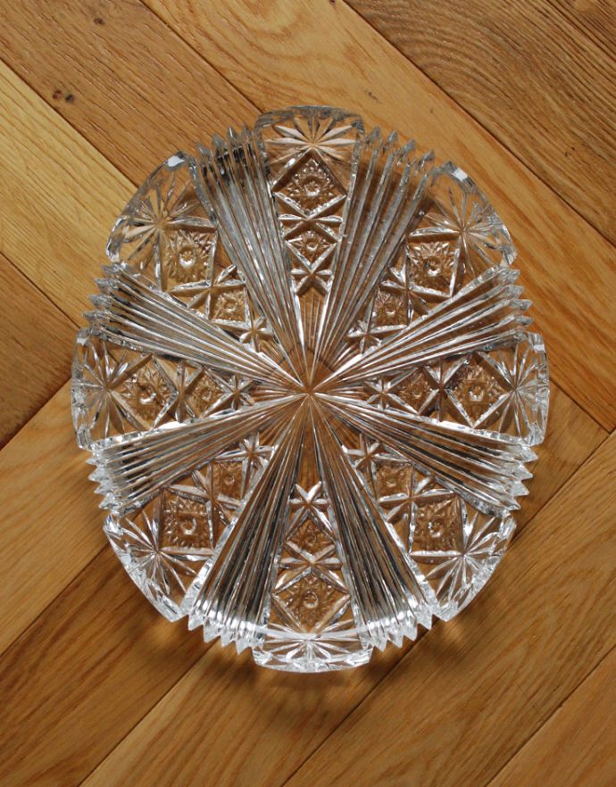 プレート、ケーキスタンド アンティーク雑貨 食卓を華やかに彩るアンティークガラストレー(アンティークプレート)、プレスドグラス。上から見るとこんな感じです。(pg-3414)