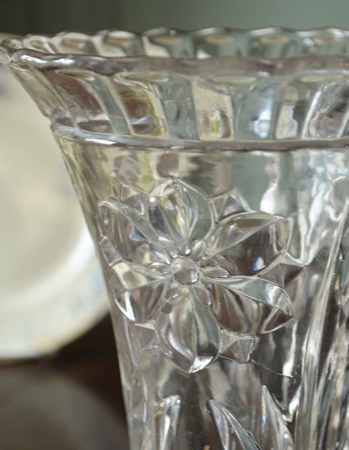 フラワーベース　アンティーク雑貨　華やかなお花のカッティングが美しいガラスのフラワーベース（プレスドグラス）。アンティークのため、多少の欠け・傷がある場合がありますが、使用上問題はありませんので、ご了承下さい。(pg-3418)