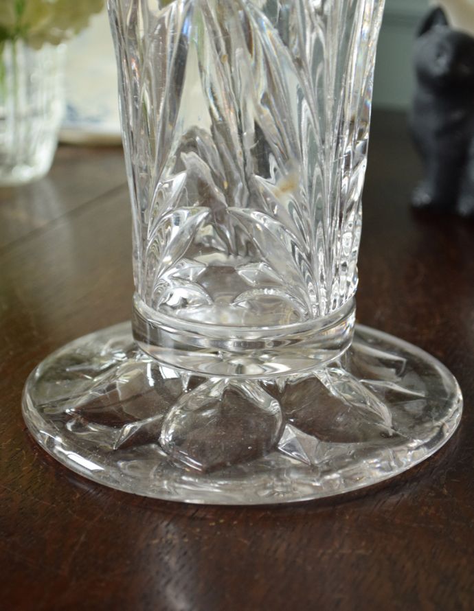 フラワーベース　アンティーク雑貨　華やかなお花のカッティングが美しいガラスのフラワーベース（プレスドグラス）。土台にも美しいカッティングです。(pg-3418)