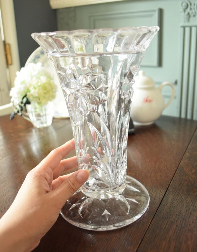 フラワーベース　アンティーク雑貨　華やかなお花のカッティングが美しいガラスのフラワーベース（プレスドグラス）。 飾るだけで絵になる美しさ。(pg-3418)