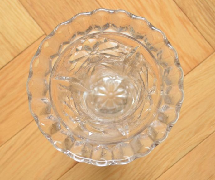 フラワーベース　アンティーク雑貨　華やかなお花のカッティングが美しいガラスのフラワーベース（プレスドグラス）。上から見るとこんな感じです。(pg-3418)