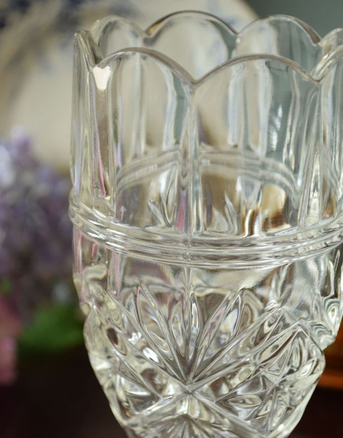フラワーベース　アンティーク雑貨　花びらのようなカッティングが華やかな、脚付きのフラワーベース（花器）、アンティークプレスドグラス。花びらのようなカッティングが可愛い花器です。(pg-3420)