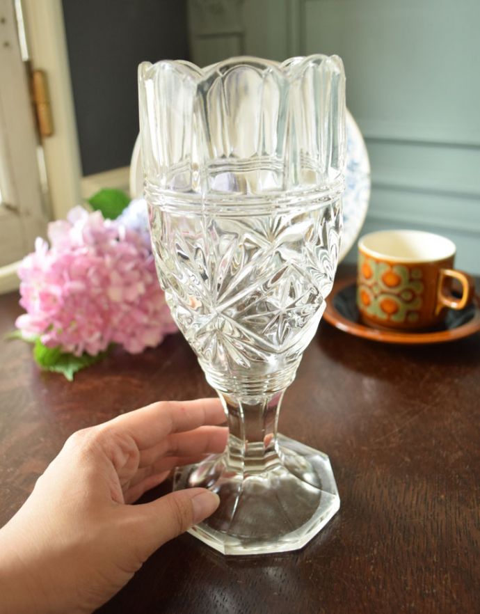 フラワーベース　アンティーク雑貨　花びらのようなカッティングが華やかな、脚付きのフラワーベース（花器）、アンティークプレスドグラス。飾るだけで絵になる美しさです。(pg-3420)