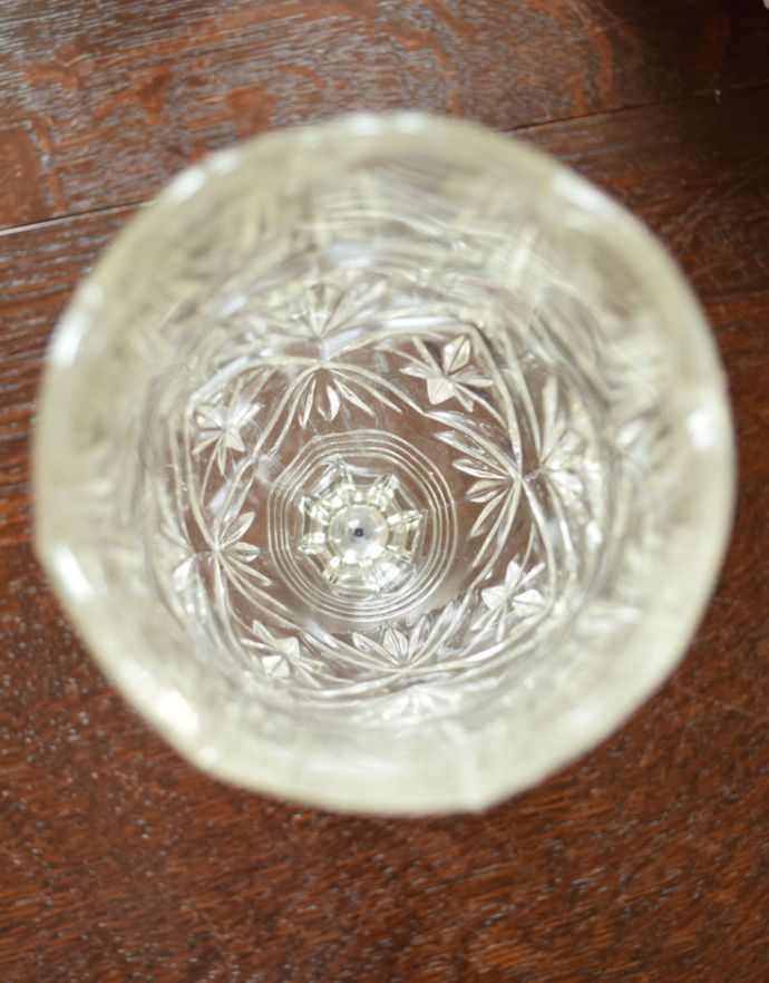 フラワーベース　アンティーク雑貨　花びらのようなカッティングが華やかな、脚付きのフラワーベース（花器）、アンティークプレスドグラス。上から見てもキレイなデザインです。(pg-3420)