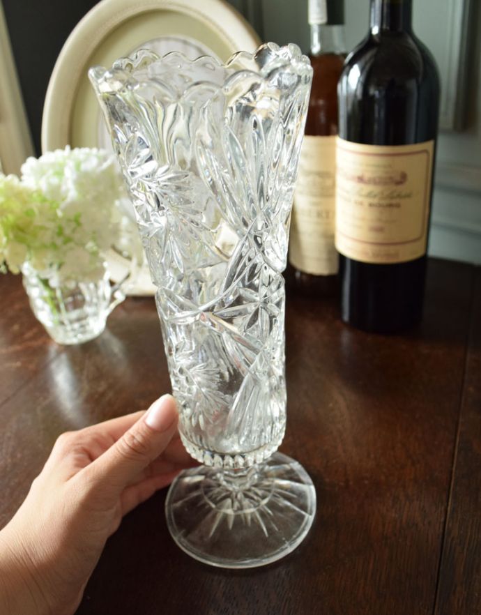 フラワーベース　アンティーク雑貨　お花のカッティングが美しいフラワーベース（花器）、アンティークプレスドグラス。飾るだけで絵になる美しさです。(pg-3421)