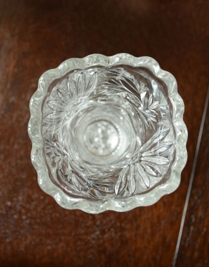 フラワーベース　アンティーク雑貨　お花のカッティングが美しいフラワーベース（花器）、アンティークプレスドグラス。上から見てもキレイなデザインです。(pg-3421)