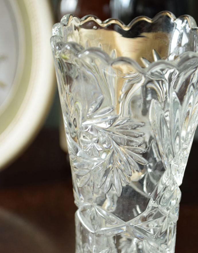 フラワーベース　アンティーク雑貨　お花のカッティングが美しいフラワーベース（花器）、アンティークプレスドグラス。カッティングが美しく華やかな存在感です。(pg-3421)