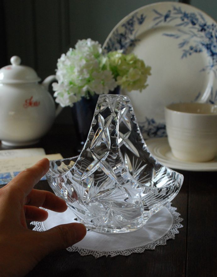 デザートグラス、ボウル(器)　アンティーク雑貨　小さなガラスのマルシェカゴ（バスケット）、アンティークプレスドグラス。光が当たるとキラキラ輝きます。(pg-3424)