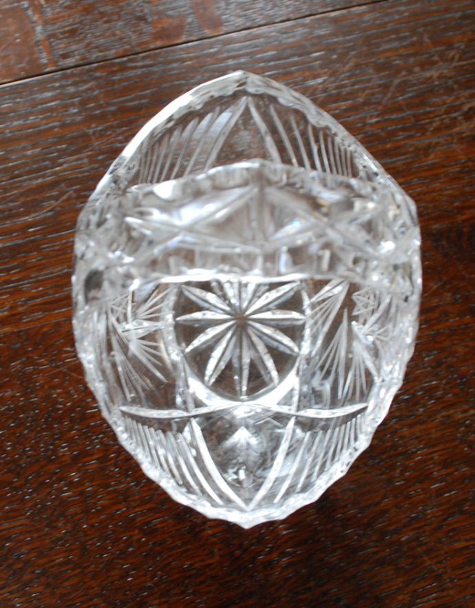 デザートグラス、ボウル(器)　アンティーク雑貨　小さなガラスのマルシェカゴ（バスケット）、アンティークプレスドグラス。上から見るとこんな感じです。(pg-3424)