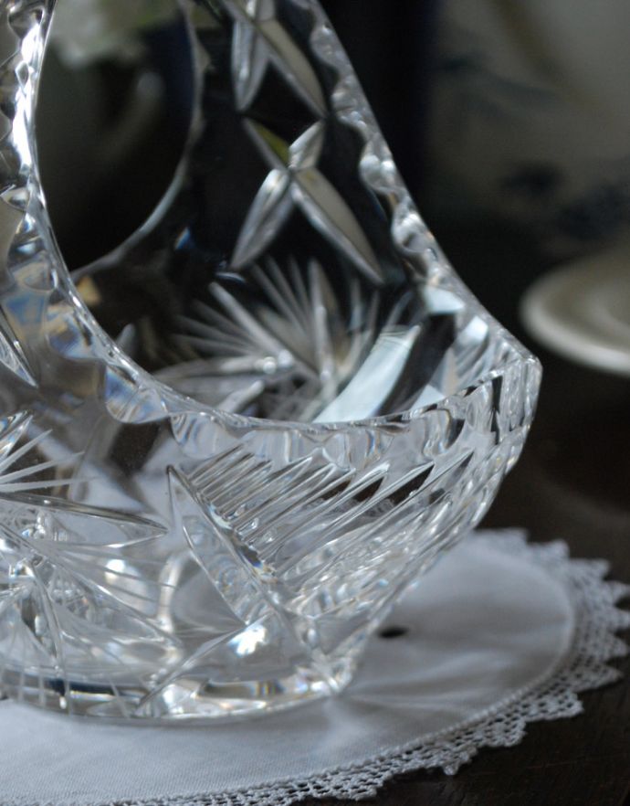デザートグラス、ボウル(器)　アンティーク雑貨　小さなガラスのマルシェカゴ（バスケット）、アンティークプレスドグラス。飾るだけで絵になる美しさです。(pg-3424)