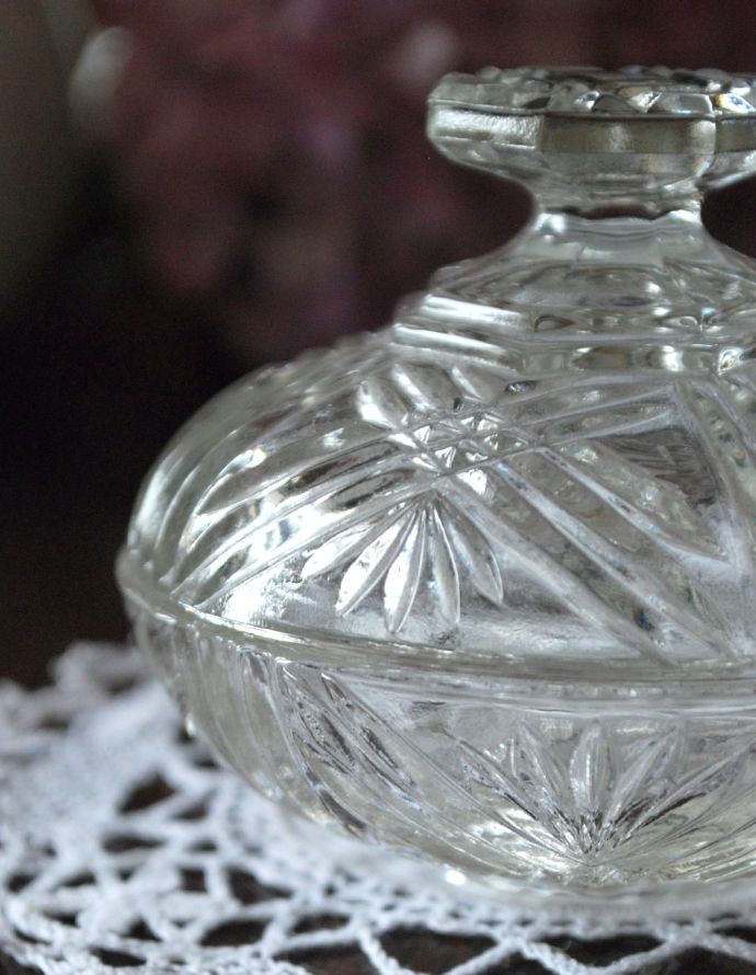 ふた付きケース、スパイスケース　アンティーク雑貨　どこから見ても煌めくガラスケース、美しいアンティークプレスドグラス。アンティークのため、多少の欠け・傷がある場合がありますが、使用上問題はありませんので、ご了承下さい。(pg-3430)