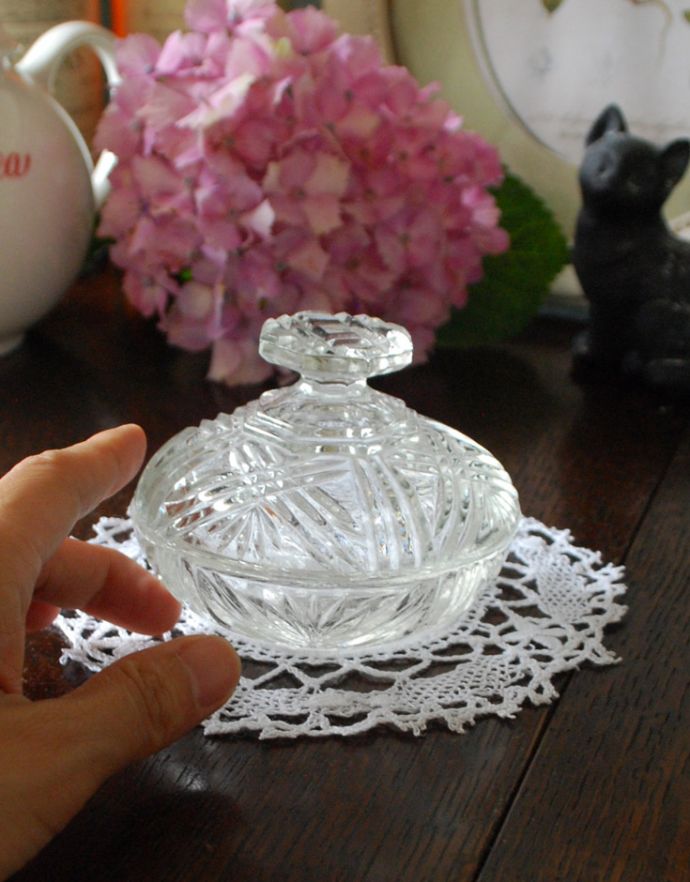 ふた付きケース、スパイスケース　アンティーク雑貨　どこから見ても煌めくガラスケース、美しいアンティークプレスドグラス。どこに置いても華やかなガラスのケースです。(pg-3430)