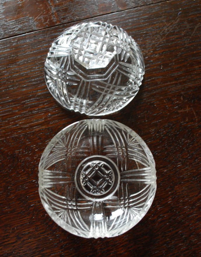 ふた付きケース、スパイスケース　アンティーク雑貨　どこから見ても煌めくガラスケース、美しいアンティークプレスドグラス。上から見るとこんな感じです。(pg-3430)