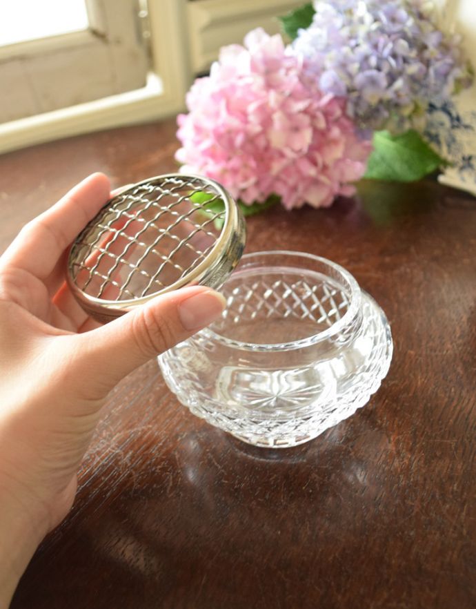 フラワーベース　アンティーク雑貨　美しいフラワーベース（花留め付き花器）、アンティークプレスドグラス。お花を素敵に魅せてくれます。(pg-3437)