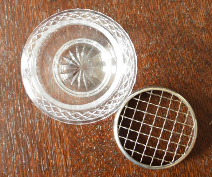 フラワーベース　アンティーク雑貨　美しいフラワーベース（花留め付き花器）、アンティークプレスドグラス。蓋は簡単に外れます。(pg-3437)