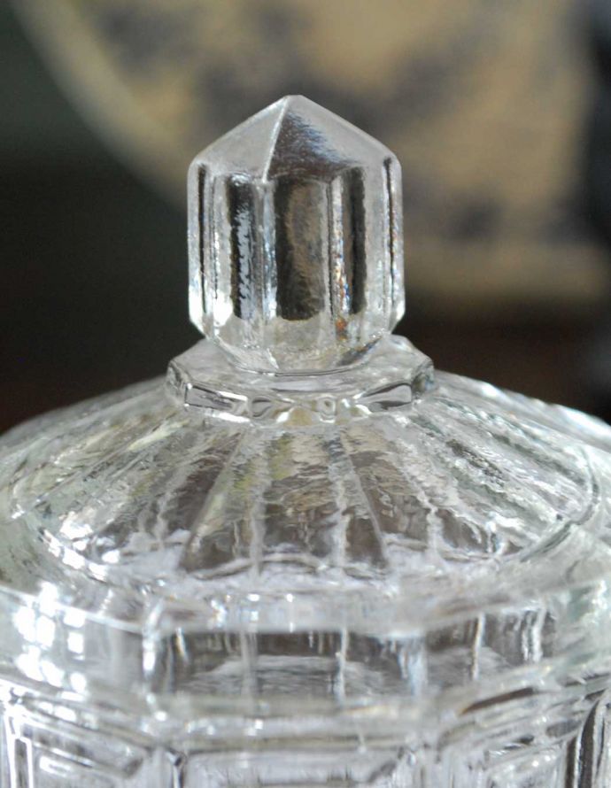 ふた付きケース、スパイスケース アンティーク雑貨 クリスタルのような持ち手が美しいガラスケース、アンティークプレスドグラス。アンティークのため、多少の欠け・傷がある場合がありますが、使用上問題はありませんので、ご了承下さい。(pg-3438)