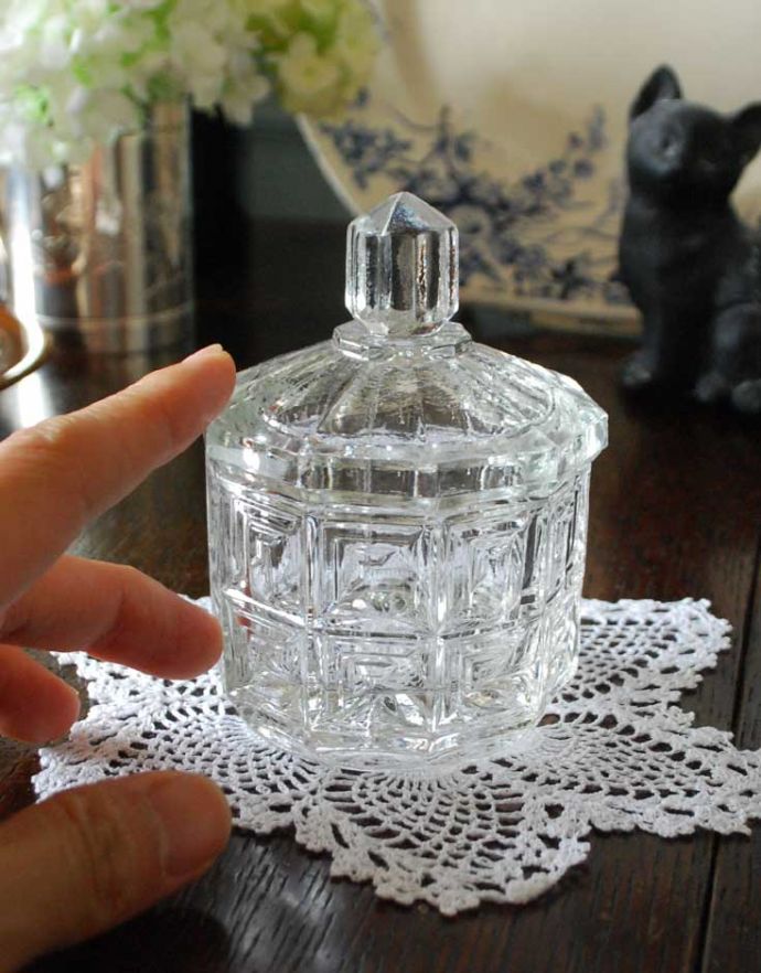 ふた付きケース、スパイスケース アンティーク雑貨 クリスタルのような持ち手が美しいガラスケース、アンティークプレスドグラス。どこに置いても華やかなガラスのケースです。(pg-3438)