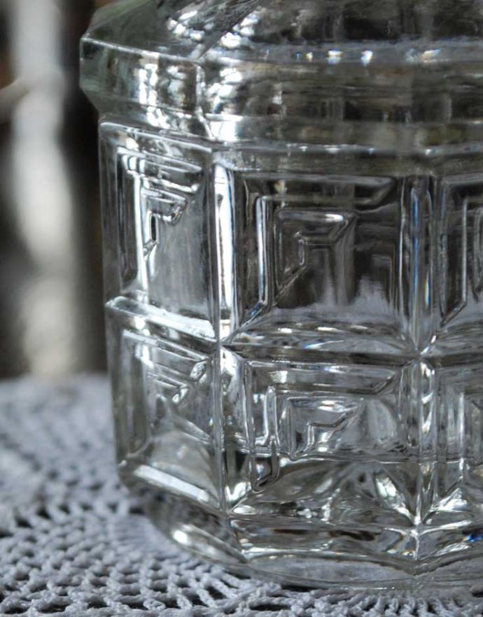 ふた付きケース、スパイスケース アンティーク雑貨 クリスタルのような持ち手が美しいガラスケース、アンティークプレスドグラス。結晶のようなカットがキラキラ輝いて素敵です。(pg-3438)