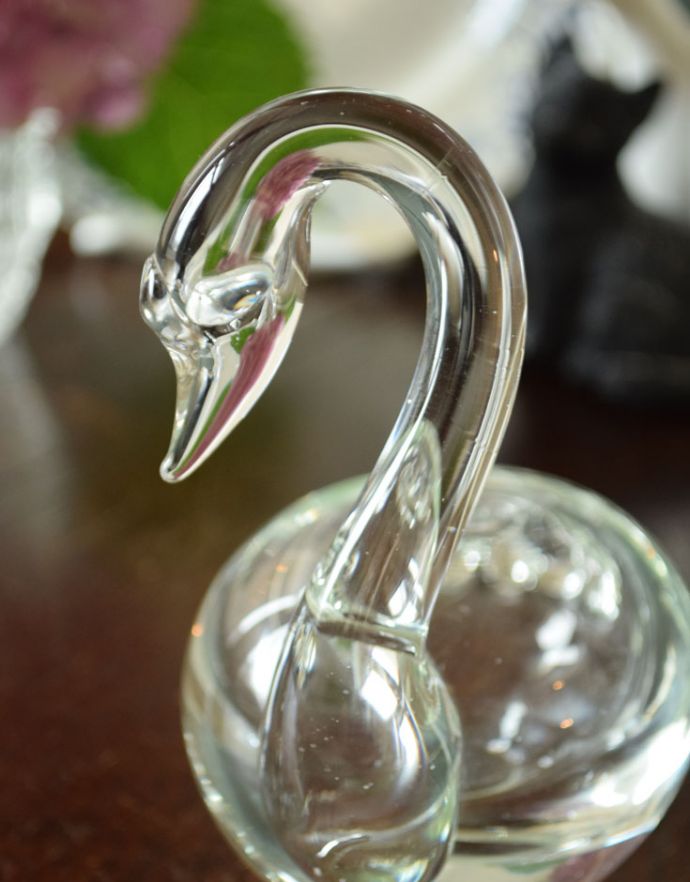 オブジェ、ベル　アンティーク雑貨　ふわんと膨らんだ可愛いガラスのスワン（白鳥）のオブジェ、アンティークプレスドグラス。しなやかなラインが美しい、優雅なスワンです。(pg-3442)