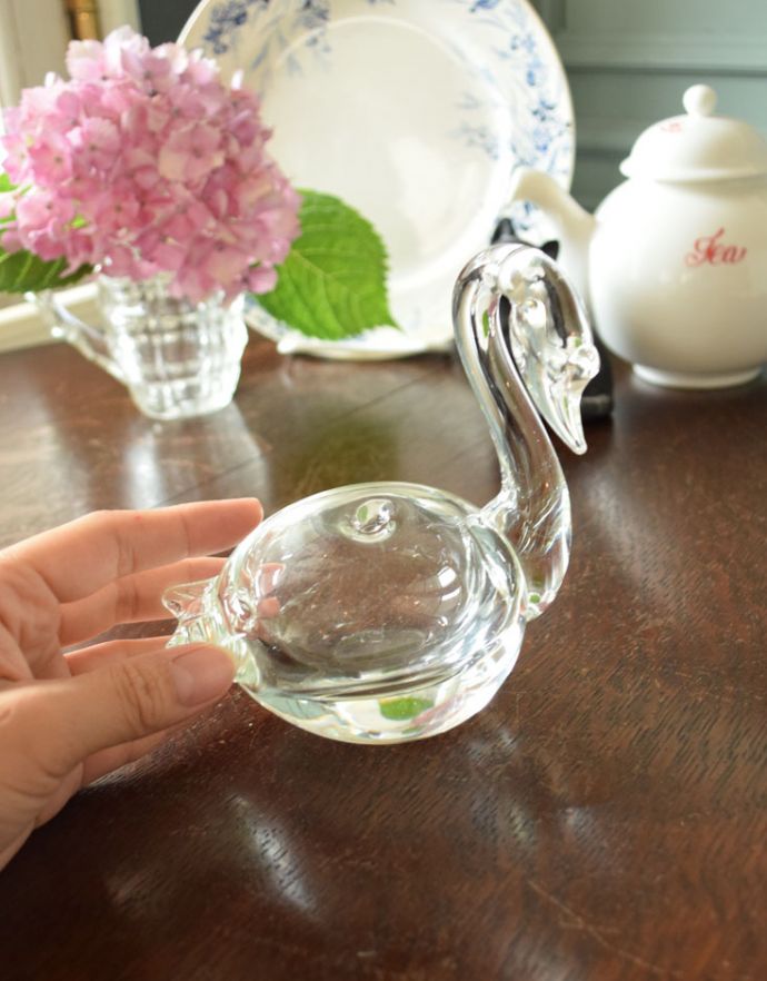 オブジェ、ベル　アンティーク雑貨　ふわんと膨らんだ可愛いガラスのスワン（白鳥）のオブジェ、アンティークプレスドグラス。どこにディスプレイしても美しいスワンのオブジェです。(pg-3442)