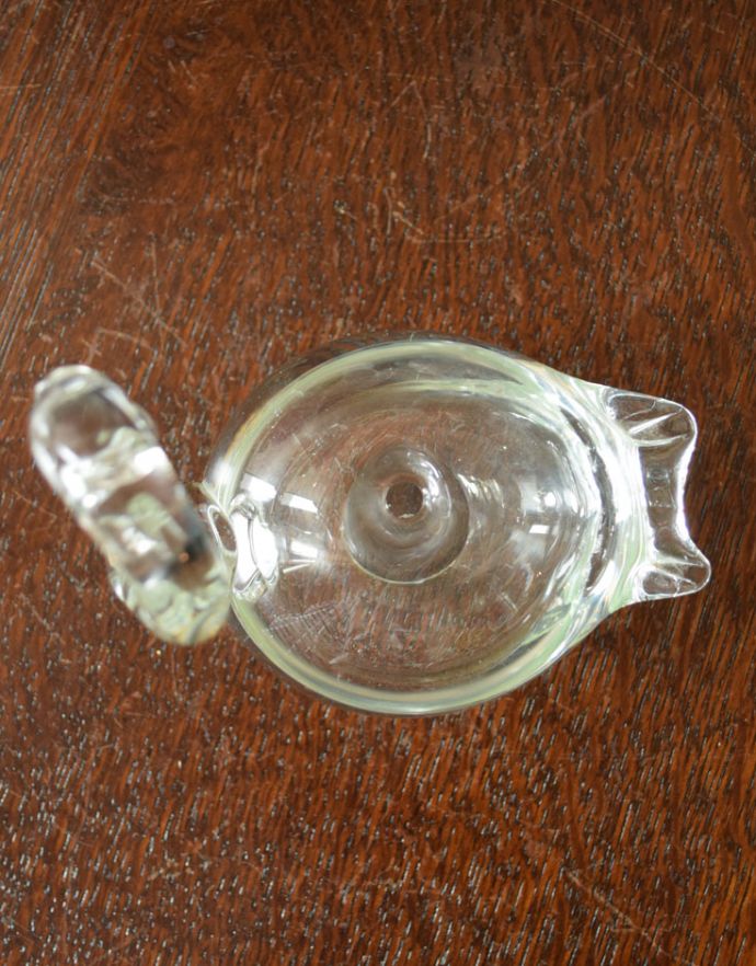 オブジェ、ベル　アンティーク雑貨　ふわんと膨らんだ可愛いガラスのスワン（白鳥）のオブジェ、アンティークプレスドグラス。上から見るとこんな感じ。(pg-3442)