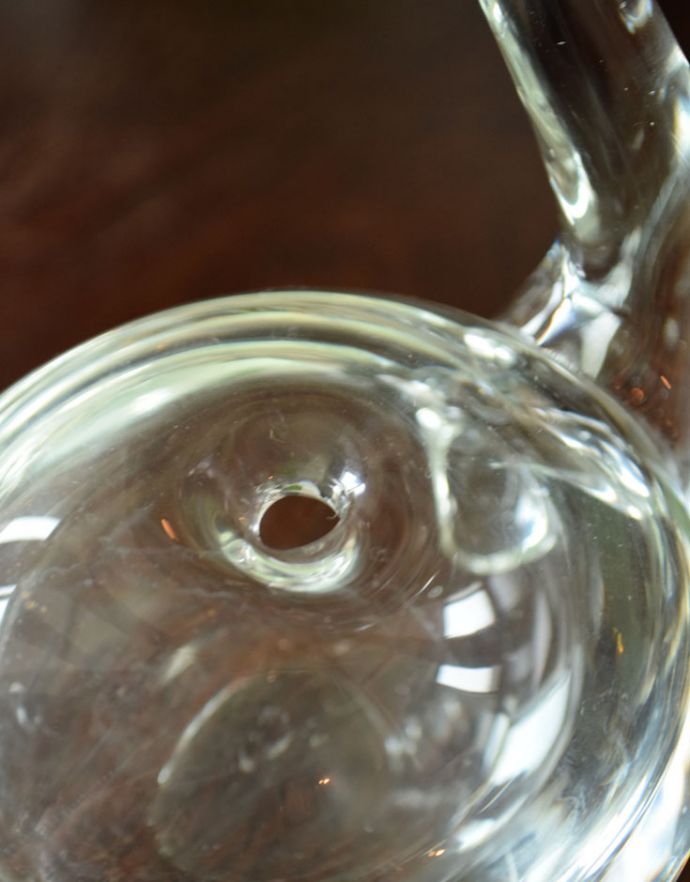 オブジェ、ベル　アンティーク雑貨　ふわんと膨らんだ可愛いガラスのスワン（白鳥）のオブジェ、アンティークプレスドグラス。背中の上には穴が空いています。(pg-3442)