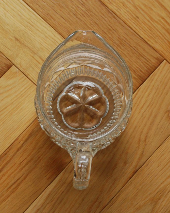 フラワーベース アンティーク雑貨 花器にもオススメ、縁どりのカッティングもキレイなガラスピッチャー(アンティークのプレスドグラス)。上から見るとこんな感じです。(pg-3451)