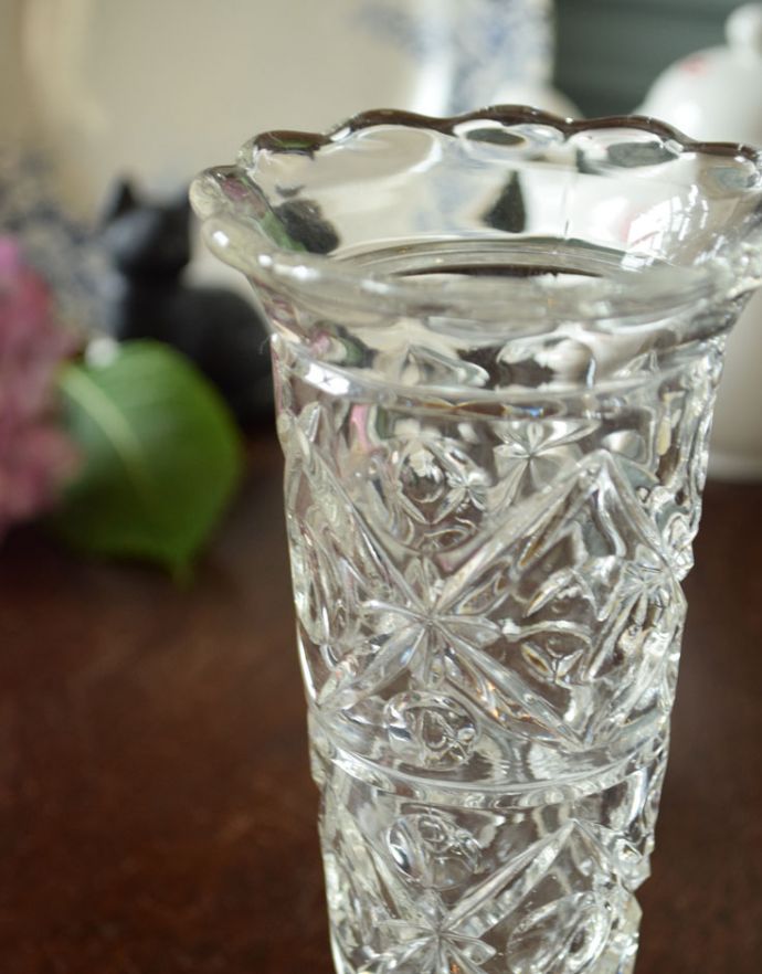 フラワーベース アンティーク雑貨 花びらの可憐なカッティングが美しいプレスドグラス、アンティークガラス雑貨。アンティークのため、多少の欠け・傷がある場合がありますが、使用上問題はありませんので、ご了承下さい。(pg-3455)