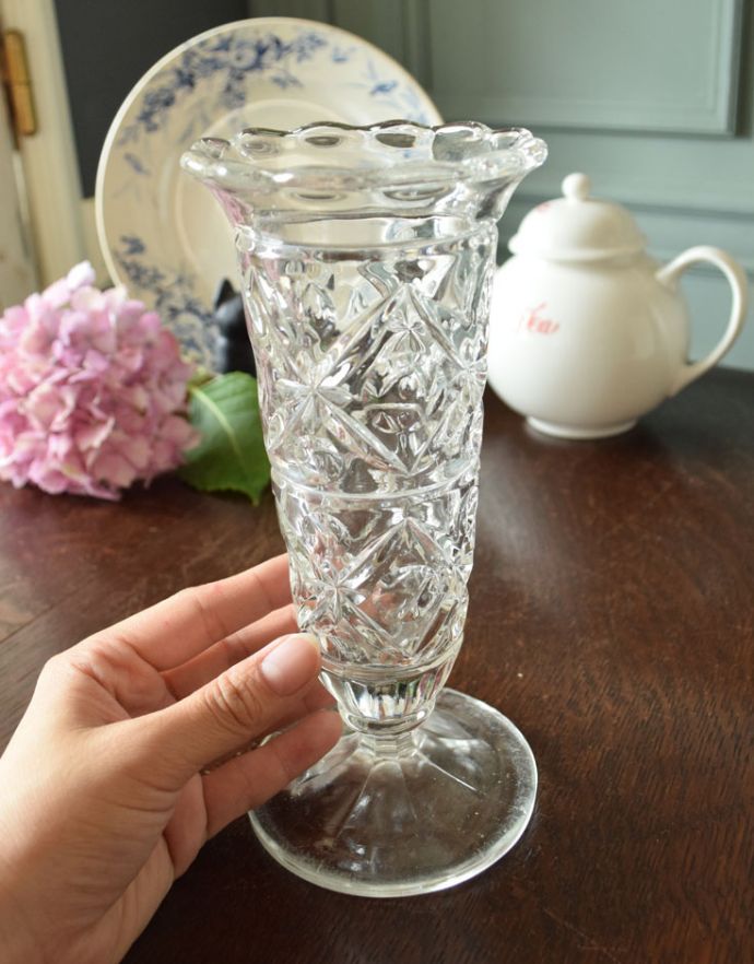 フラワーベース アンティーク雑貨 花びらの可憐なカッティングが美しいプレスドグラス、アンティークガラス雑貨。可憐な花びらのカッティングが活けたお花とともに輝きます。(pg-3455)