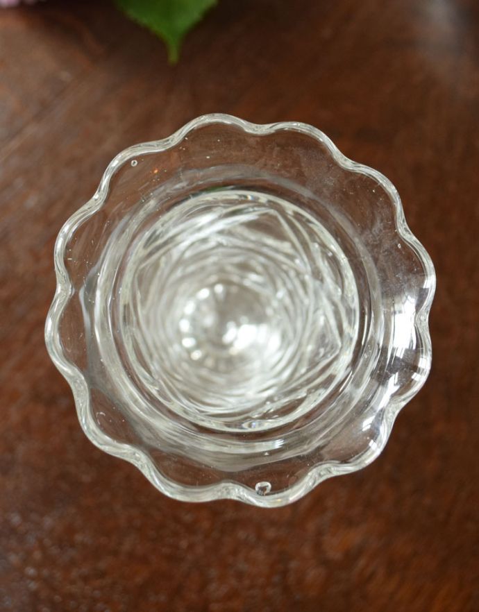 フラワーベース アンティーク雑貨 花びらの可憐なカッティングが美しいプレスドグラス、アンティークガラス雑貨。上から見るとこんな感じです。(pg-3455)