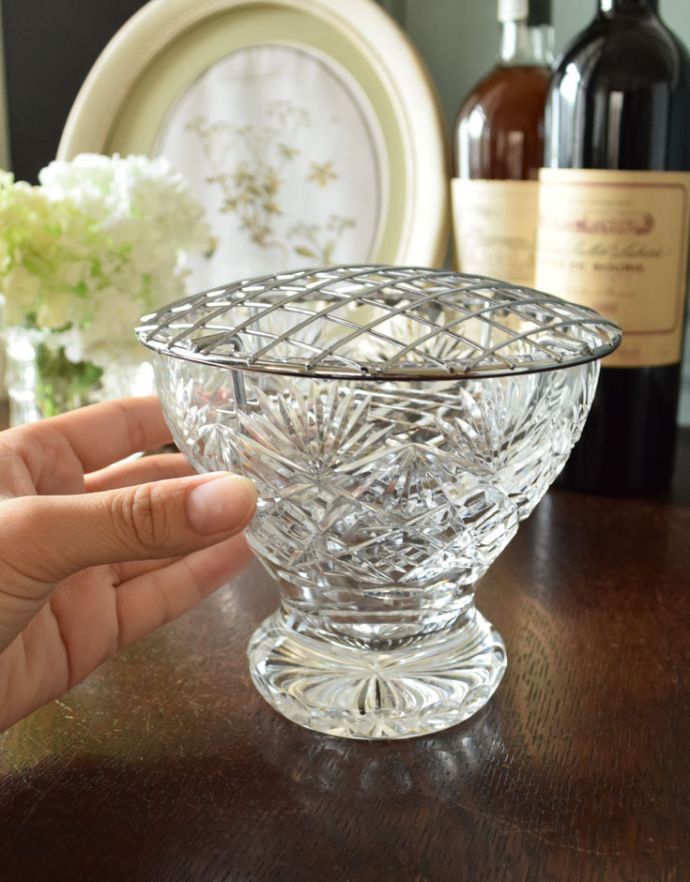 フラワーベース アンティーク雑貨 きらきら輝く美しいフラワーベース(花留め付き花器)、アンティークプレスドグラス。アンティークのため、多少の欠け・傷がある場合がありますが、使用上問題はありませんので、ご了承下さい。(pg-3459)