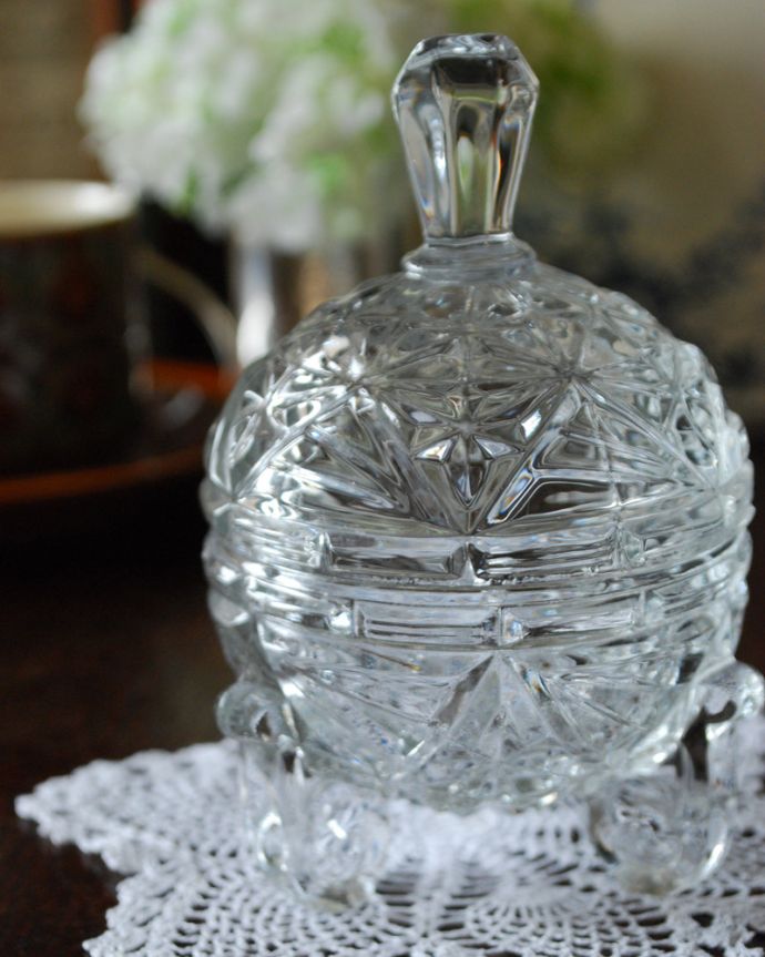 ふた付きケース、スパイスケース　アンティーク雑貨　コロンと丸いシルエットが可愛いガラスケース、アンティークのプレスドグラス。光に当たるときらきら輝きます。(pg-3467)