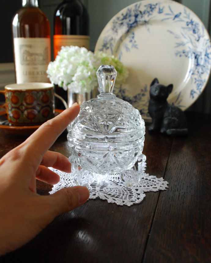 ふた付きケース、スパイスケース　アンティーク雑貨　コロンと丸いシルエットが可愛いガラスケース、アンティークのプレスドグラス。どこに置いても華やかなガラスのケースです。(pg-3467)