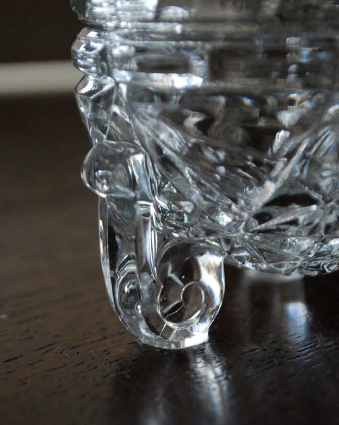 ふた付きケース、スパイスケース　アンティーク雑貨　コロンと丸いシルエットが可愛いガラスケース、アンティークのプレスドグラス。ちょこんとカワイイ脚が付いてます。(pg-3467)