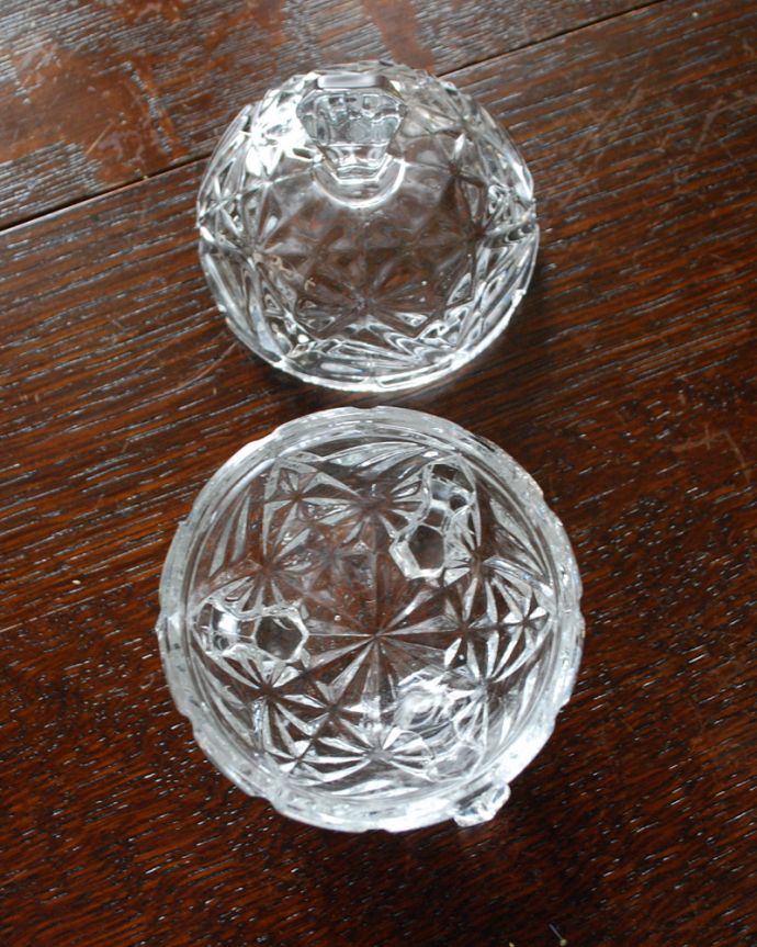 ふた付きケース、スパイスケース　アンティーク雑貨　コロンと丸いシルエットが可愛いガラスケース、アンティークのプレスドグラス。上から見るとこんな感じです。(pg-3467)