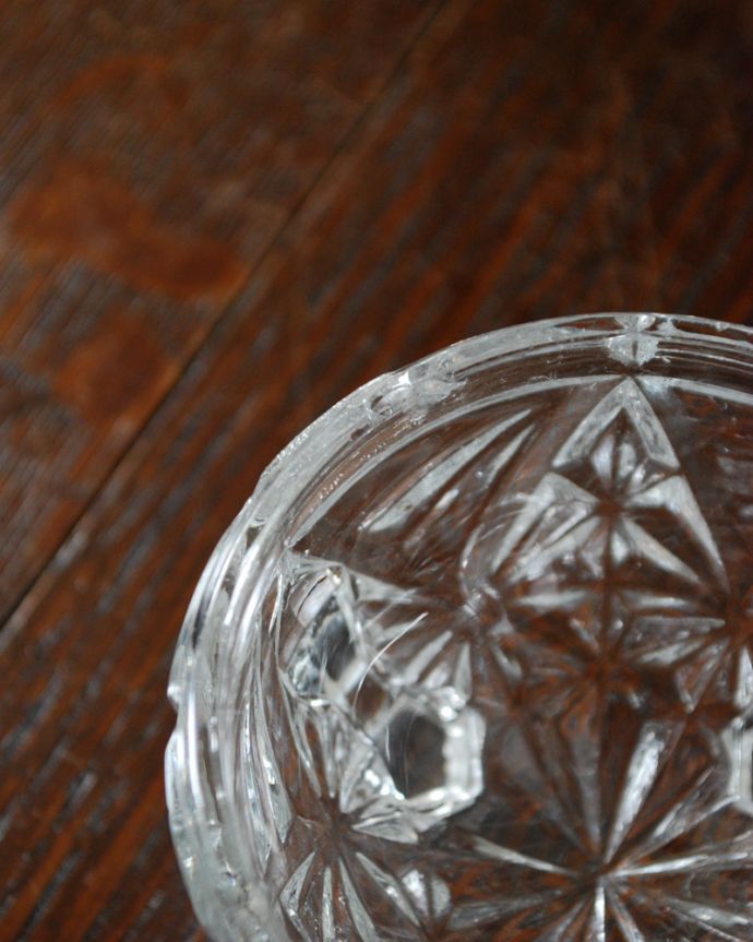 ふた付きケース、スパイスケース　アンティーク雑貨　コロンと丸いシルエットが可愛いガラスケース、アンティークのプレスドグラス。アンティークのため、多少の欠け・傷がある場合がありますが、使用上問題はありませんので、ご了承下さい。(pg-3467)