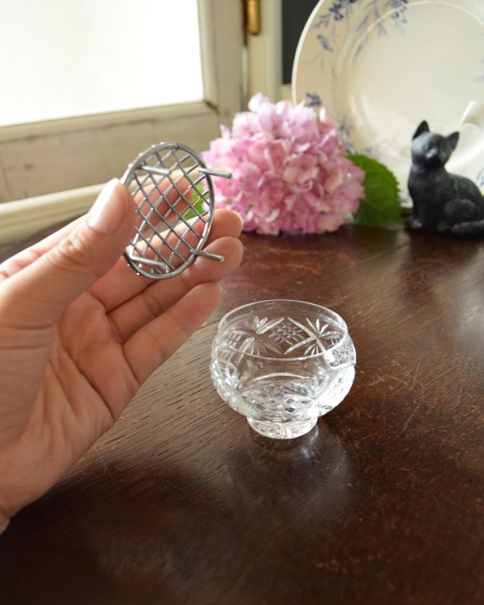 フラワーベース アンティーク雑貨 小さくて美しいフラワーベース(花留め付き花器)、アンティークプレスドグラス。お花を素敵に魅せてくれます。(pg-3469)