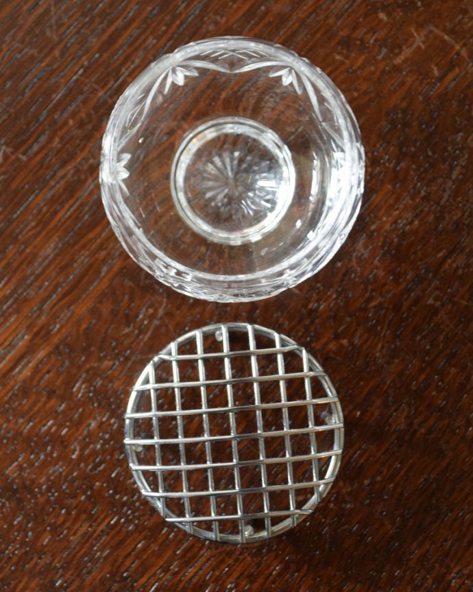 フラワーベース アンティーク雑貨 小さくて美しいフラワーベース(花留め付き花器)、アンティークプレスドグラス。蓋は簡単に外れます。(pg-3469)