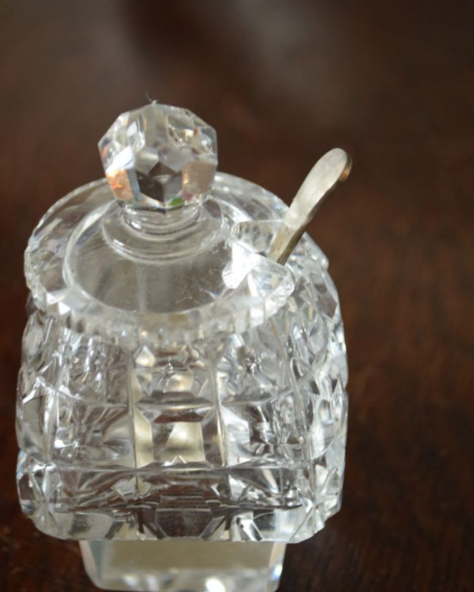 ふた付きケース、スパイスケース アンティーク雑貨 輝くシュガーポットセット、スプーンもセットになったアンティークプレスドグラス(スパイスケース)。アンティークのため、多少の欠け・傷がある場合がありますが、使用上問題はありませんので、ご了承下さい。(pg-3471)