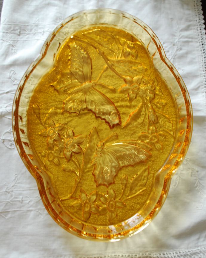 蝶×お花がデザインされたアンバーカラーのガラストレイ（トレー