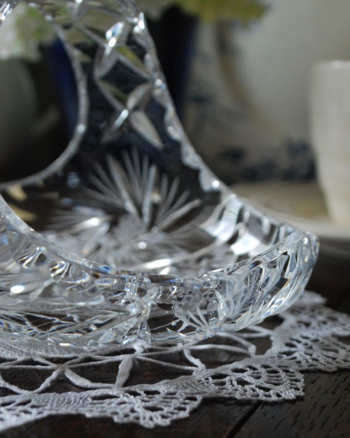 デザートグラス、ボウル(器) アンティーク雑貨 アンティークガラスの小さくてどこにでも置ける、星が刻まれたガラスバスケット(プレスドグラス)。アンティークのため、多少の欠け・傷がある場合がありますが、使用上問題はありませんので、ご了承下さい。(pg-3479)