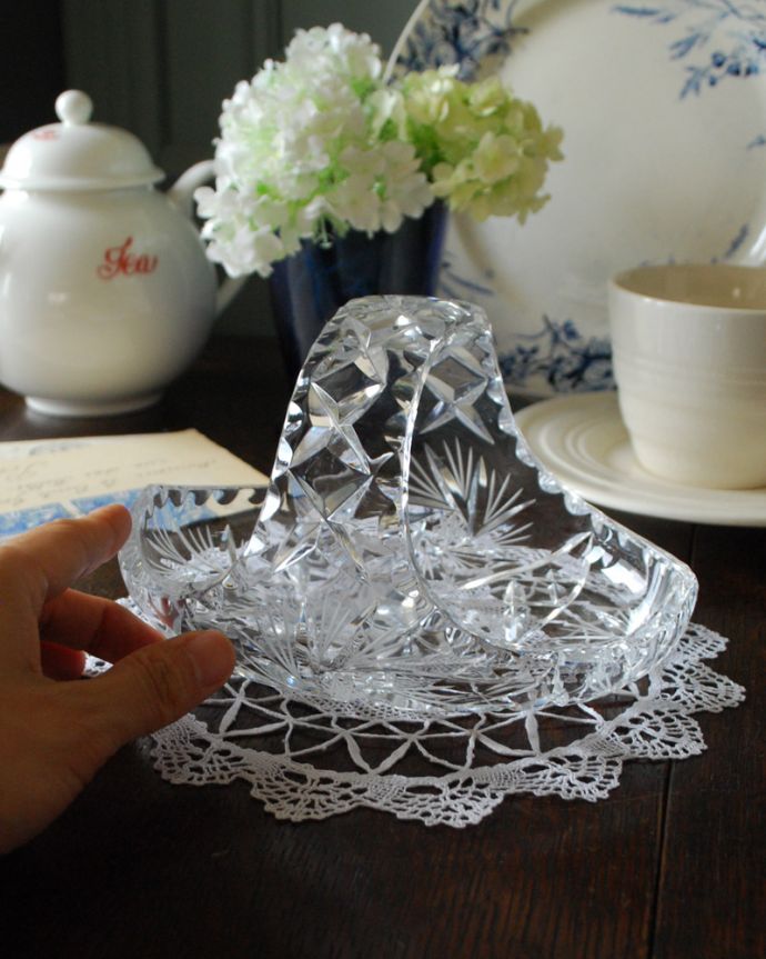 デザートグラス、ボウル(器) アンティーク雑貨 アンティークガラスの小さくてどこにでも置ける、星が刻まれたガラスバスケット(プレスドグラス)。光が当たるとキラキラ輝きます。(pg-3479)