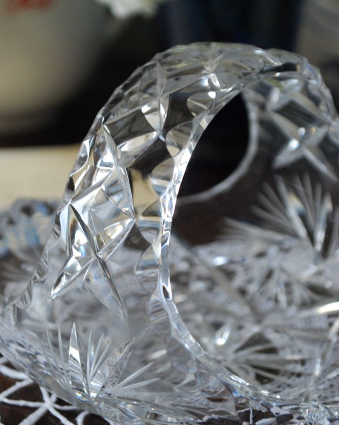 デザートグラス、ボウル(器) アンティーク雑貨 アンティークガラスの小さくてどこにでも置ける、星が刻まれたガラスバスケット(プレスドグラス)。持ち手の細部にまで美しいカッティングがあります。(pg-3479)