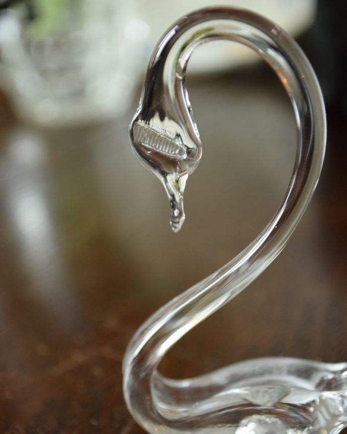 アンティーク 雑貨のガラス小物　アンティーク雑貨　小さくて可愛いガラスのスワン、アンティークプレスドグラス（白鳥）。上品でしなやかなラインが美しい、優雅な佇まいのスワンです。(pg-3481)