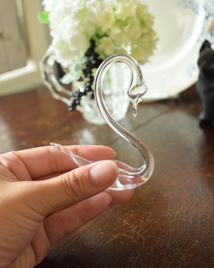 アンティーク 雑貨のガラス小物　アンティーク雑貨　小さくて可愛いガラスのスワン、アンティークプレスドグラス（白鳥）。どこにディスプレイしても美しいスワンのオブジェです。(pg-3481)