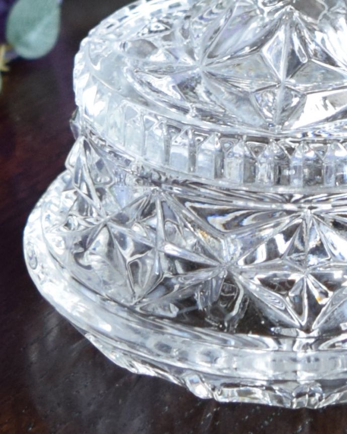 ふた付きケース、スパイスケース アンティーク雑貨 ゴージャスな持ち手がアクセント、ボディまで輝きが特別なガラスケース、アンティークプレスドグラス。アンティークのため、多少の欠け・傷がある場合がありますが、使用上問題はありませんので、ご了承下さい。(pg-3486)