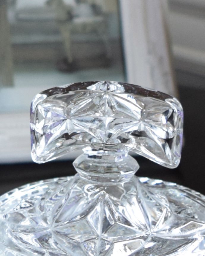 ふた付きケース、スパイスケース アンティーク雑貨 ゴージャスな持ち手がアクセント、ボディまで輝きが特別なガラスケース、アンティークプレスドグラス。持ち手まで美しくカッティングされています。(pg-3486)