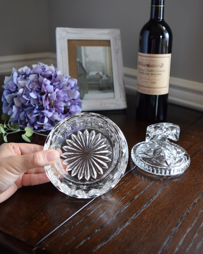 ふた付きケース、スパイスケース アンティーク雑貨 ゴージャスな持ち手がアクセント、ボディまで輝きが特別なガラスケース、アンティークプレスドグラス。どこに置いても華やかなガラスのケースです。(pg-3486)